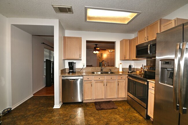 Building Photo - Spacious cozy home  |  Great location  |  2 bedroom  |  1 bath  |  1 car garage