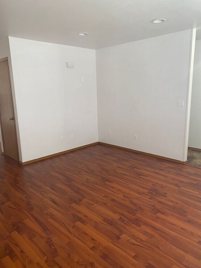 Building Photo - 1308/1310 W Lakeside Dr