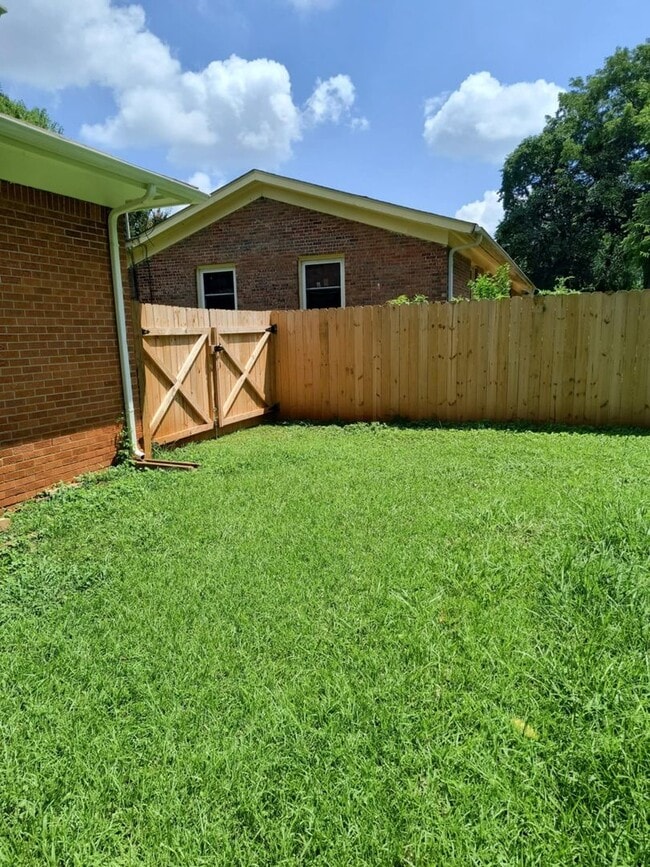 Building Photo - Fully Renovated 3 Bedroom, 2 Bath Home