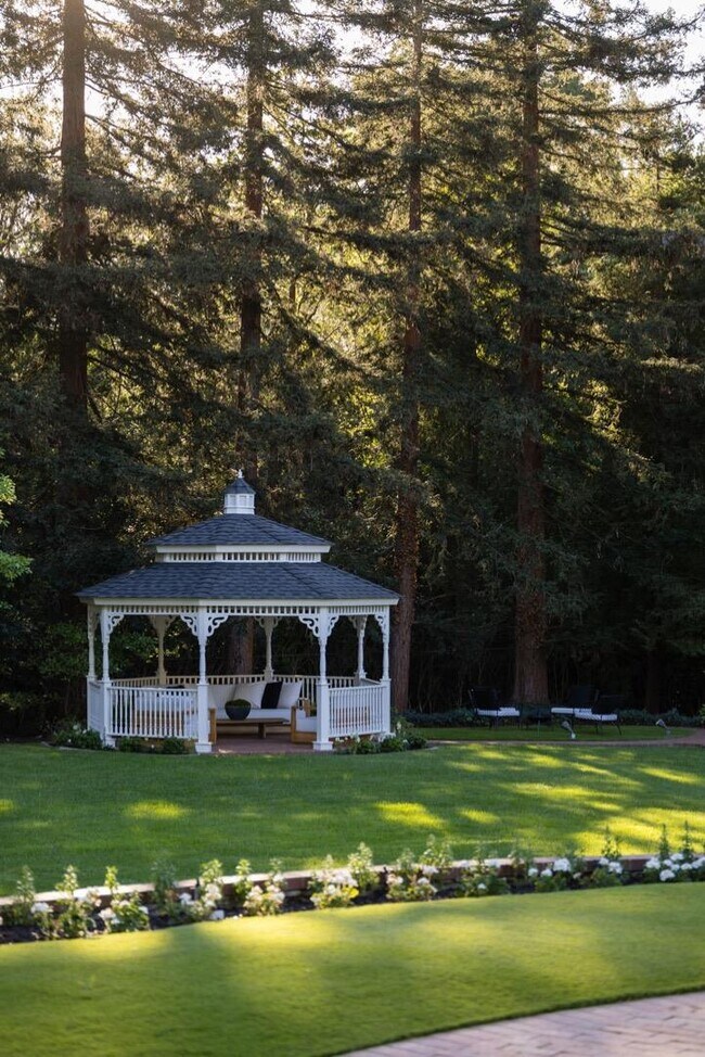 Building Photo - 10 Meadow Ln