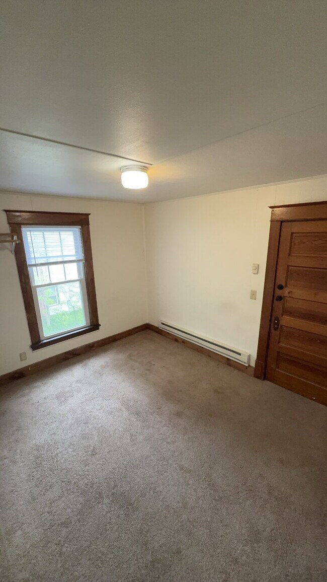 Building Photo - 8 Bed 3 Bath close to UWEC!