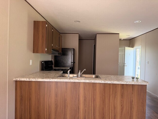 Building Photo - 833 Lovell Rd