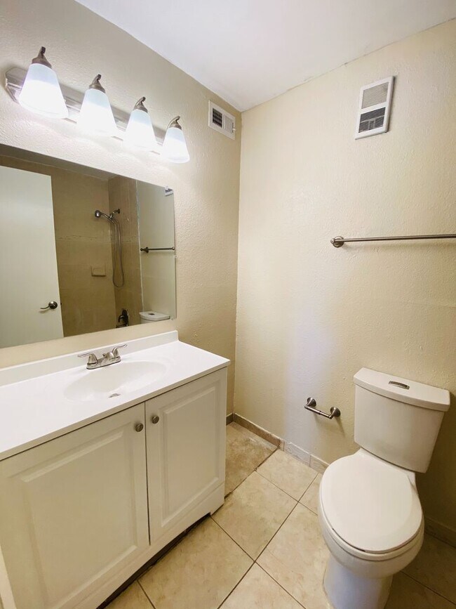 Building Photo - 1BR / 1BA Condo For Rent
