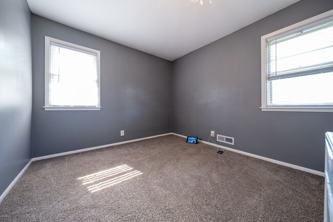 Building Photo - 257 Elm Dr