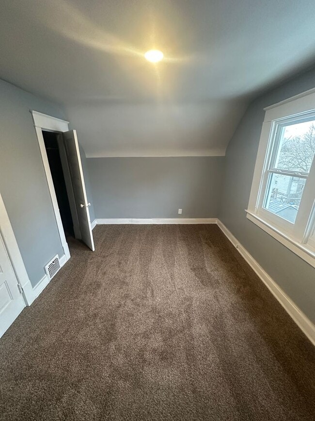 Building Photo - 254 Bowmanville St