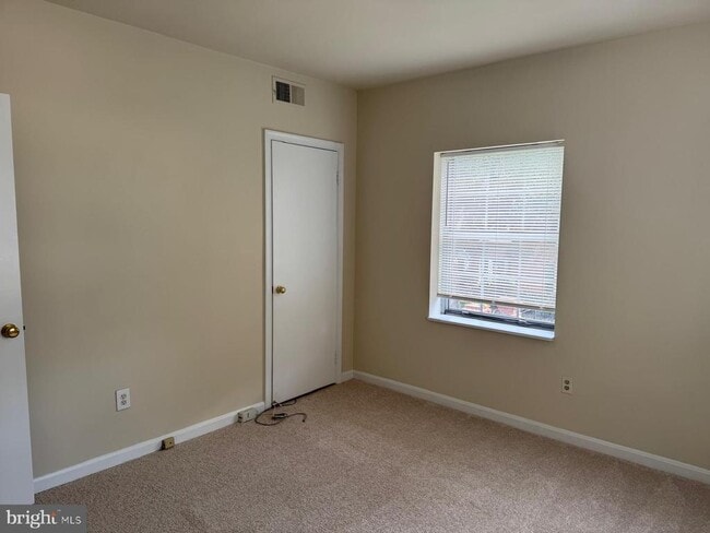 Building Photo - 1720 Queens Ln