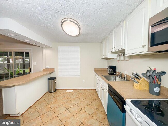 Building Photo - 806 Truro Ct