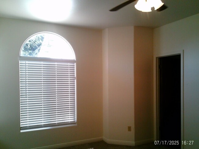 Building Photo - NORTHWEST CUTIE !  NEW PAINT AND FLOORING!!!