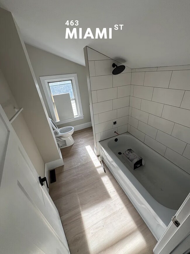 Building Photo - 463 Miami St