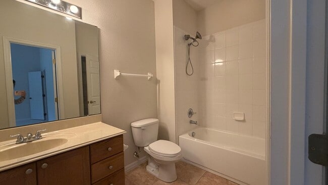 Building Photo - Beautiful 2 bed & 2.5 bath townhome