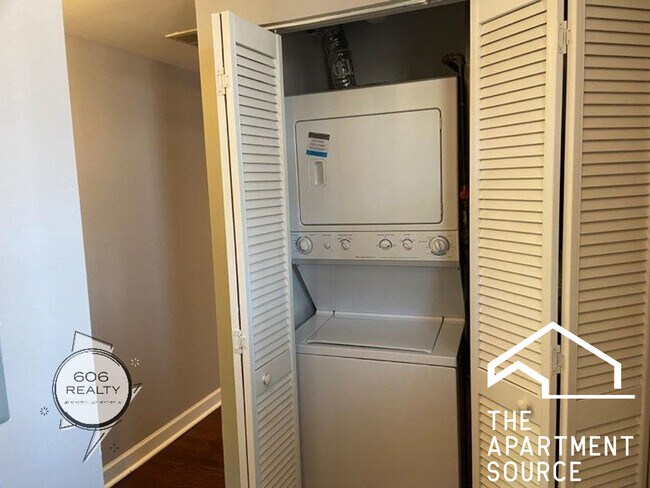 Building Photo - 2704 W Arthur Ave