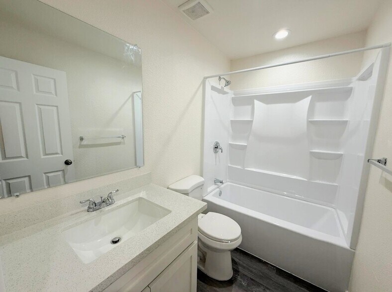 Building Photo - 1420 Lansing St