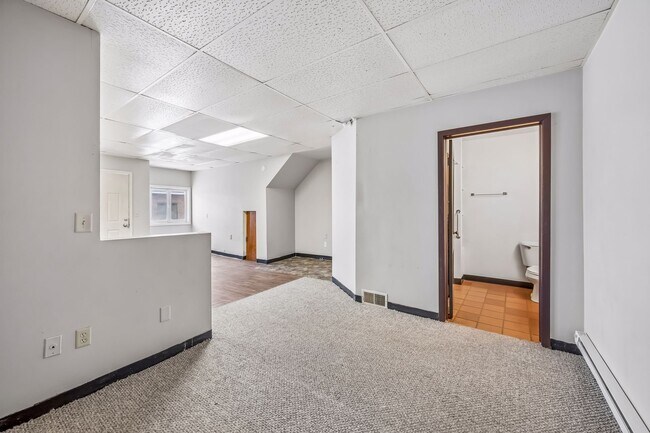Building Photo - 106 E 5th St