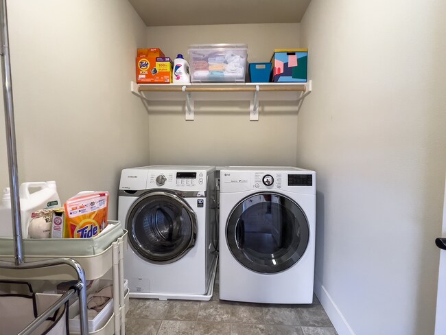 Building Photo - Exceptional 4 Bed + 2.5 Bath House ~  Beth...