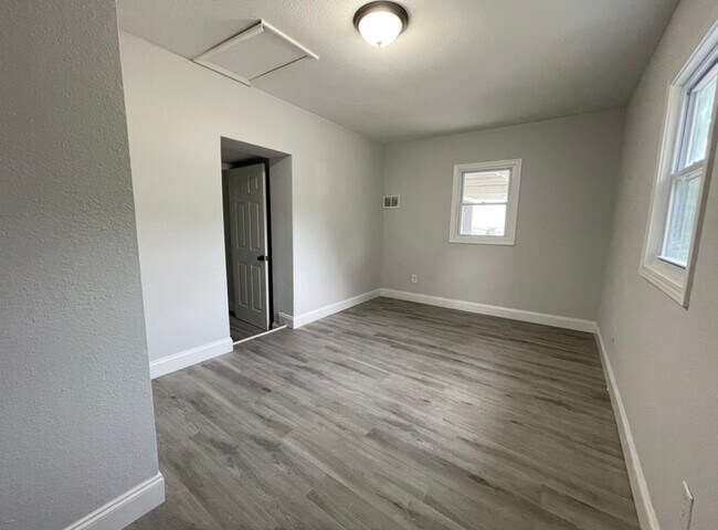 Building Photo - 3106 Greenway Dr