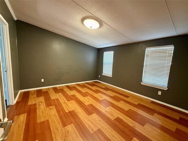 Building Photo - 107 Shady Oaks Dr