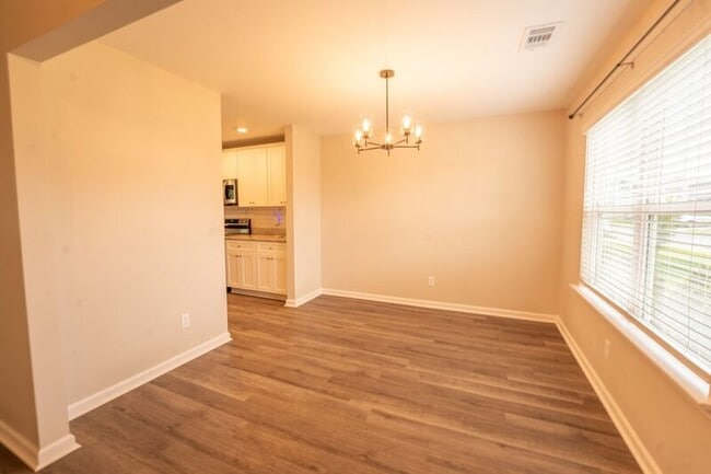 Building Photo - 257 Cromer St