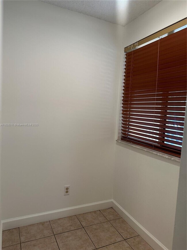 Building Photo - 906 Coral Club Dr