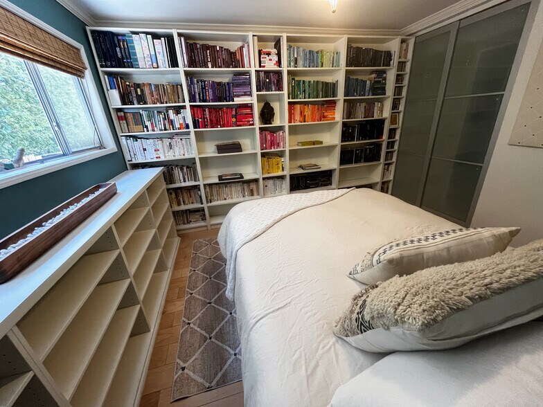 Building Photo - 700 Westmount Dr