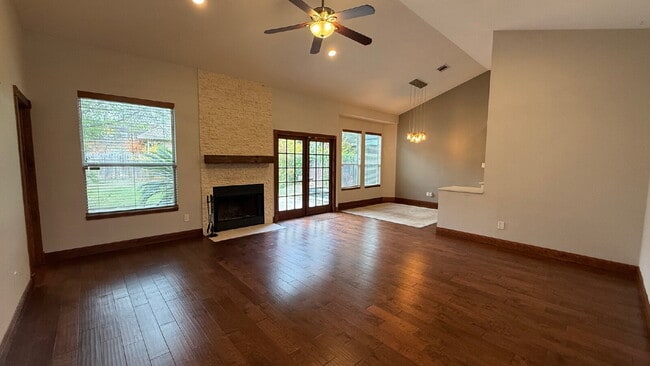 Building Photo - Beautifully Updated 3BR Home in Prime South Austin Location!
