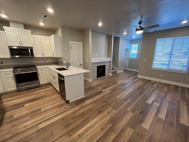 Building Photo - Community Pool and Fitness Center! 3 Bed/2...
