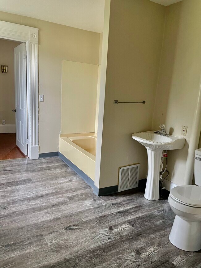 Building Photo - 202 Lincoln Ave NW