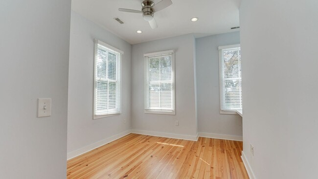 Building Photo - 3 Bedroom 3 Bath Apartment in North Centra...