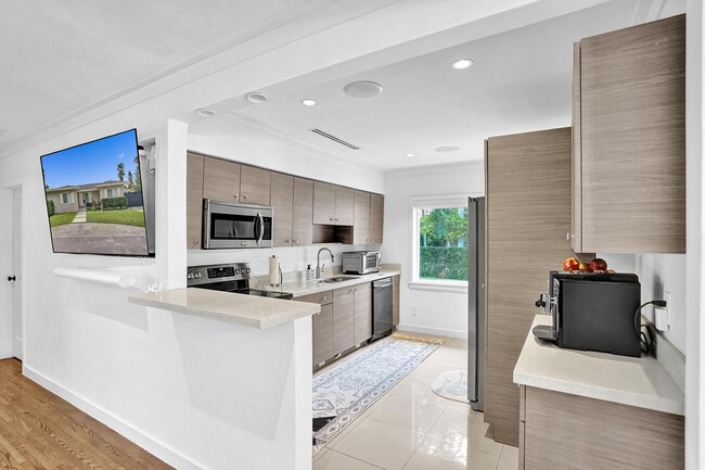 Building Photo - 11425 NE 3rd Ave