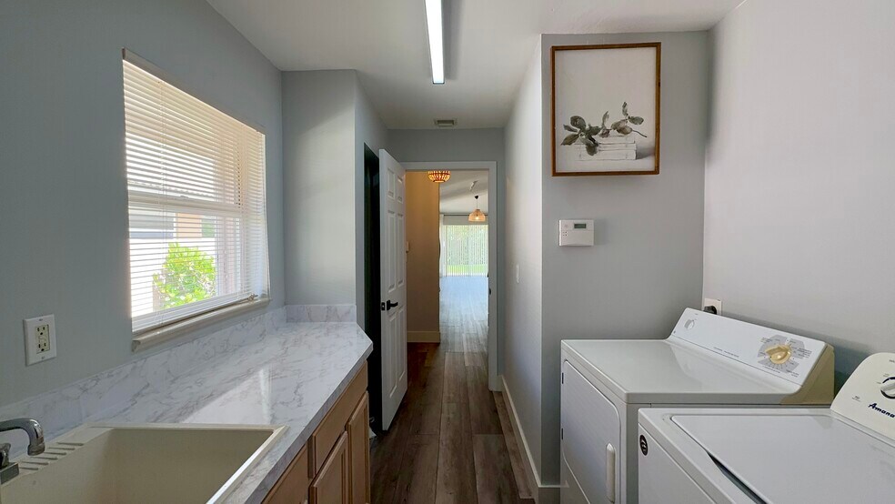 Building Photo - 5465 Grande Palm Cir