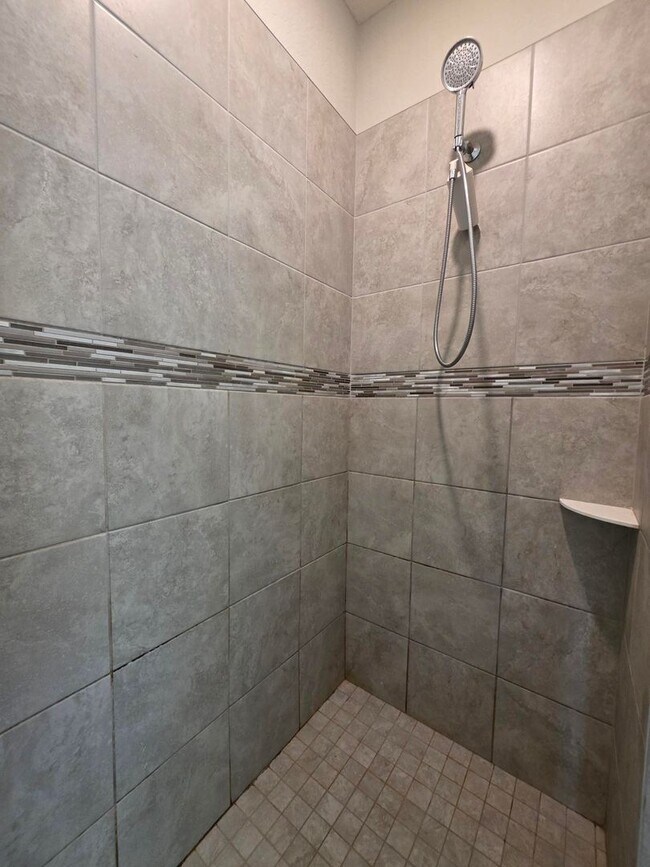 Building Photo - 4-Bedroom, 2.5-Bathroom in Lakeland