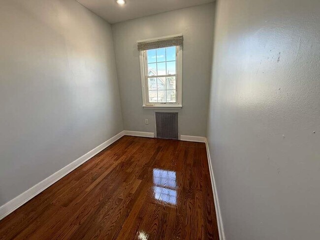 Building Photo - 18 W 49th St