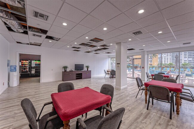 Building Photo - 405 N Ocean Blvd