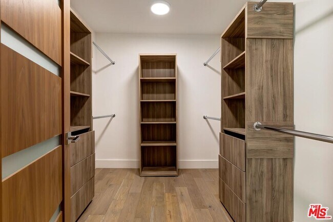 Building Photo - 920 Linda Flora Dr