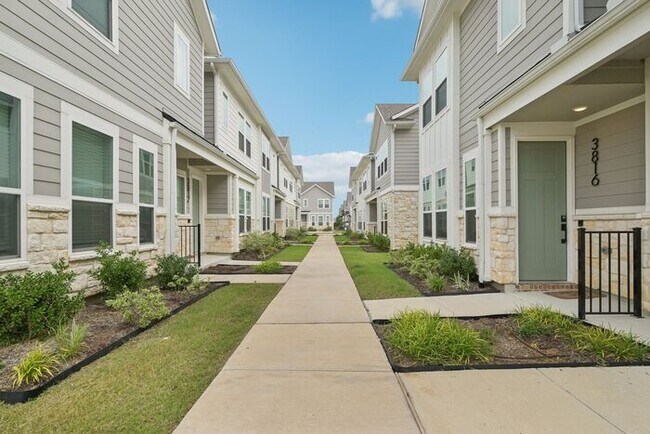 Building Photo - 4916 Claudia Dr