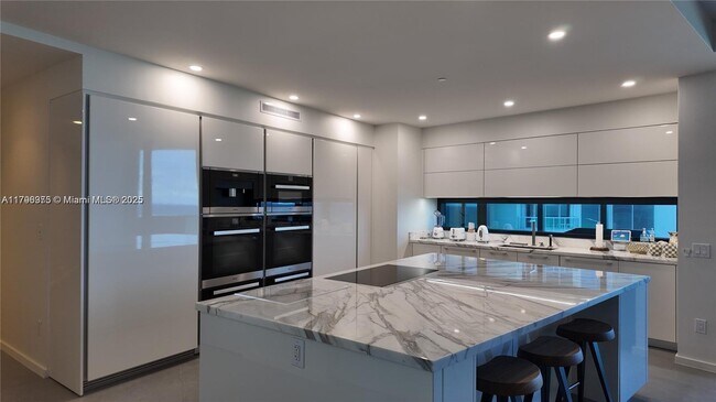 Building Photo - 18555 Collins Ave
