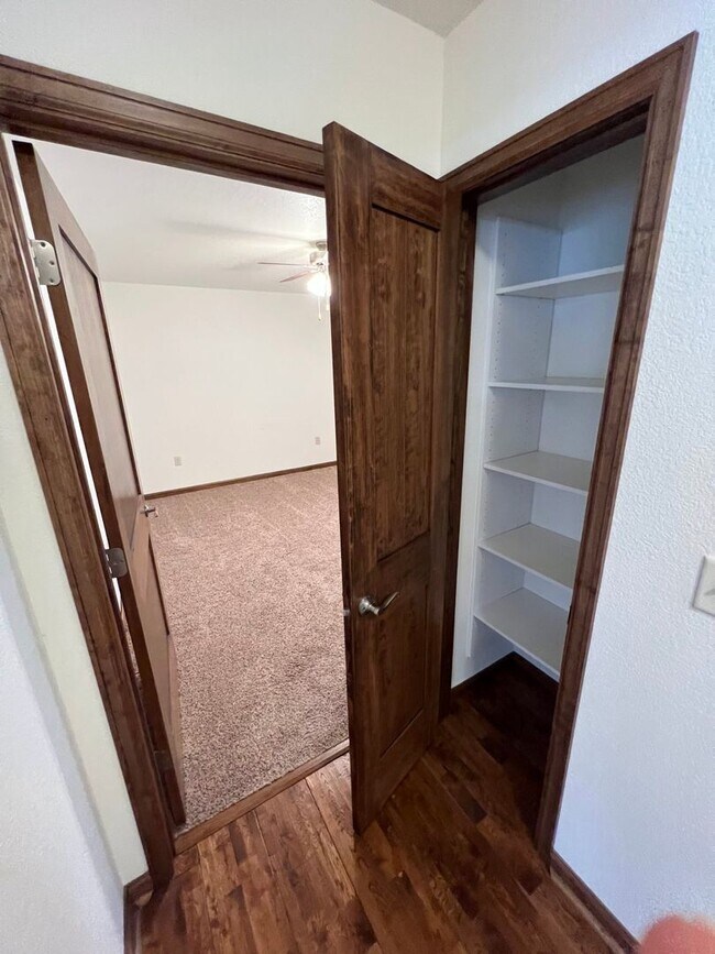 Building Photo - 409 S Broadway Ave