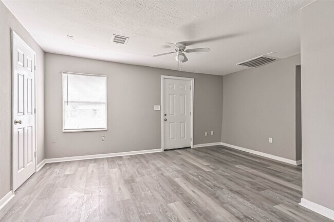 Building Photo - 9839 Racine St
