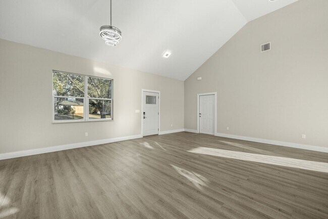 Building Photo - 3 Bedroom Home Located In The Sun N Lake Golf Community