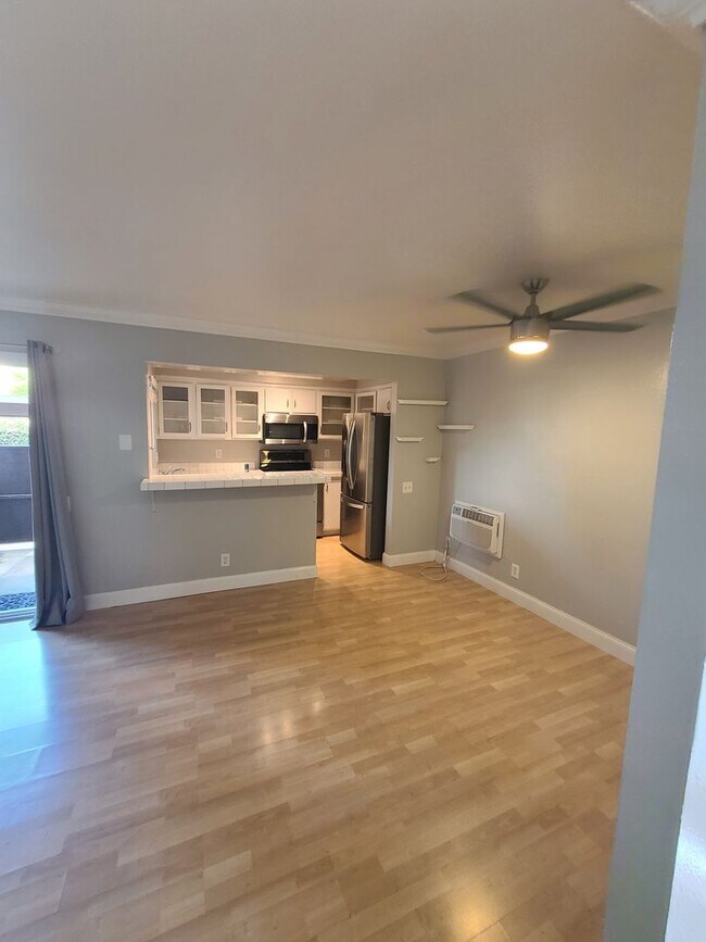 Building Photo - Spacious and Comfortable - Large 1Bd/1Ba - Lots of Natural Light - Private Patio w/ Sun Screens