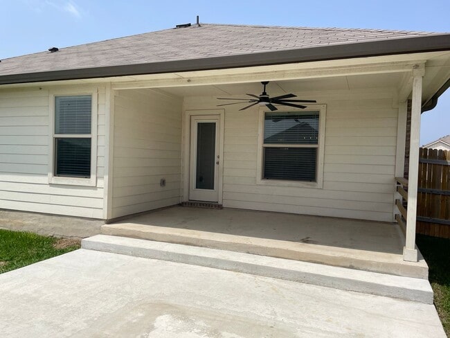 Building Photo - Available Now | Modern Single-Story 3 Bed, 2 Bath | Separate Office/Den | Big Yard | Pet Restrict...