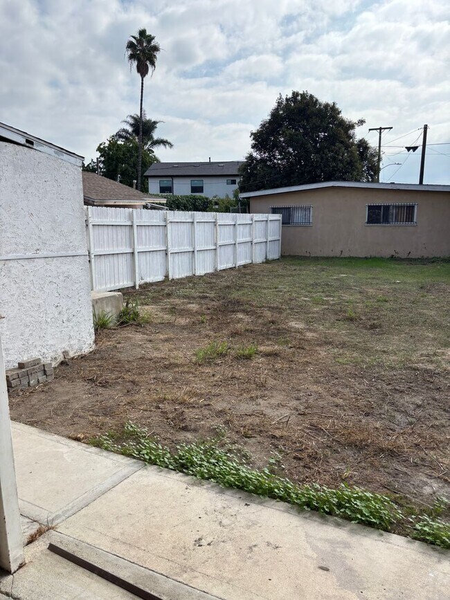 Building Photo - Spacious 3 bedroom available now!