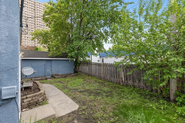 Building Photo - 3BR/1Bath + Office Area Available Sept 12t...