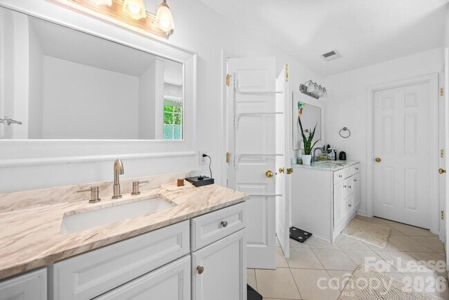 Building Photo - 124 Shorecrest Dr