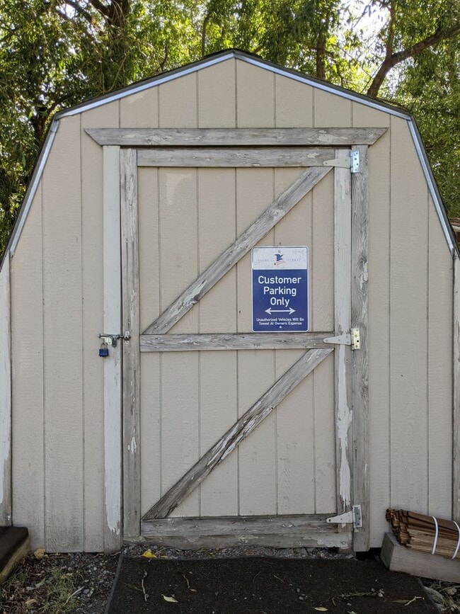 Building Photo - Cozy pet friendly location on a large lot