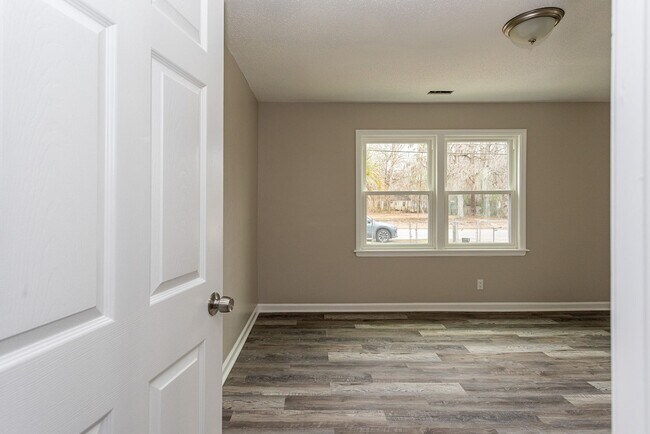 Building Photo - Welcome to this beautiful newly renovated 3-bedroom brick ranch!