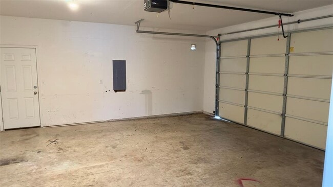 Building Photo - 3 Bedroom, 2.5 Bathroom house!!