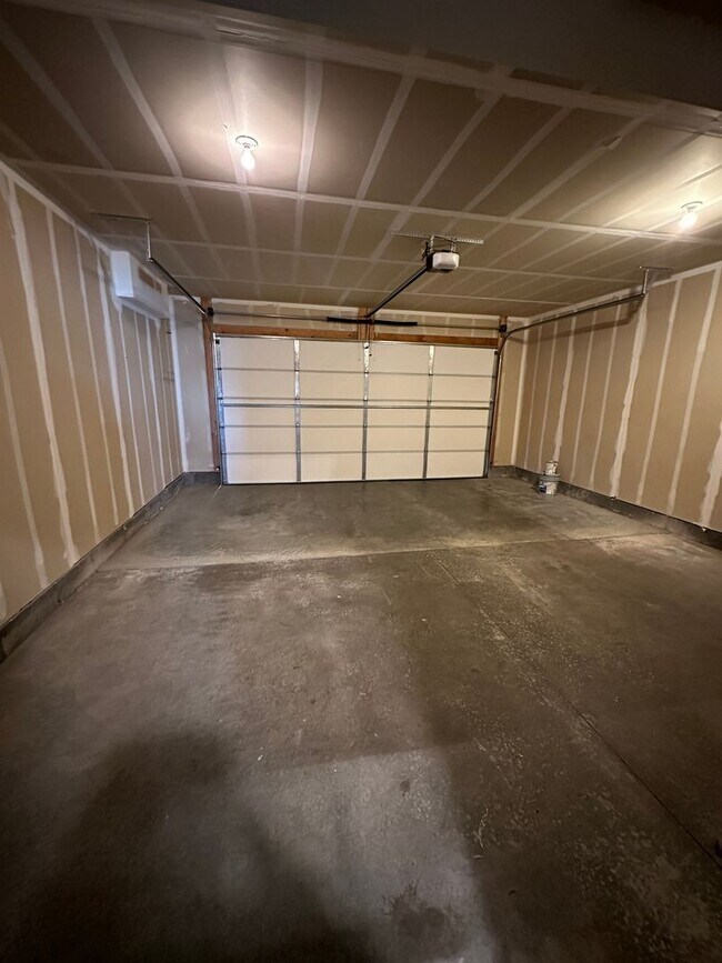 Building Photo - END UNIT - 3 BED 2.5 BATH LUXURY TOWNHOME ...