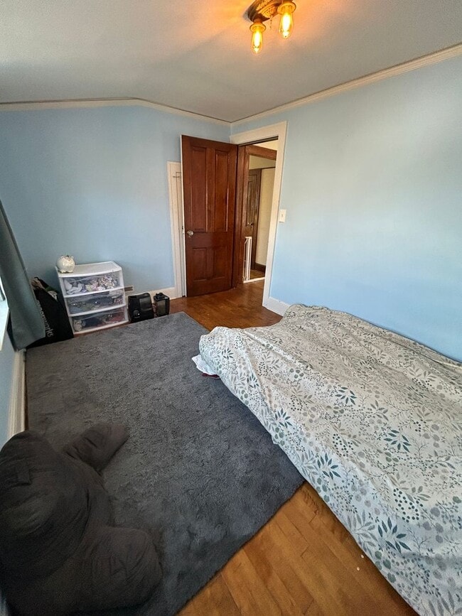 Building Photo - 424 E 10th St