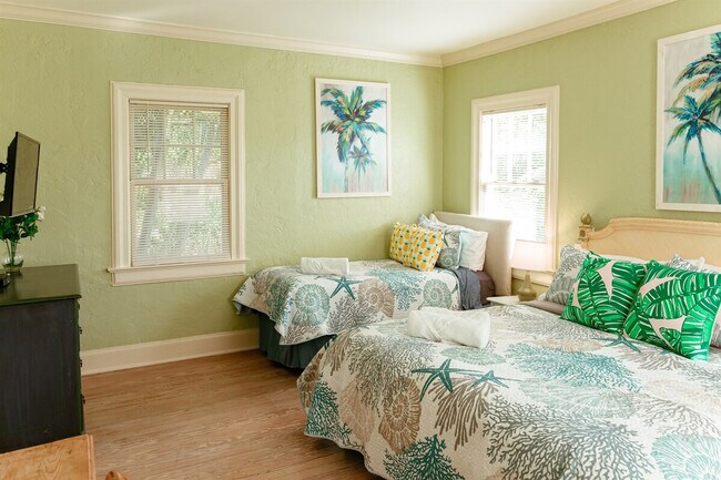 Building Photo - 519 28th St