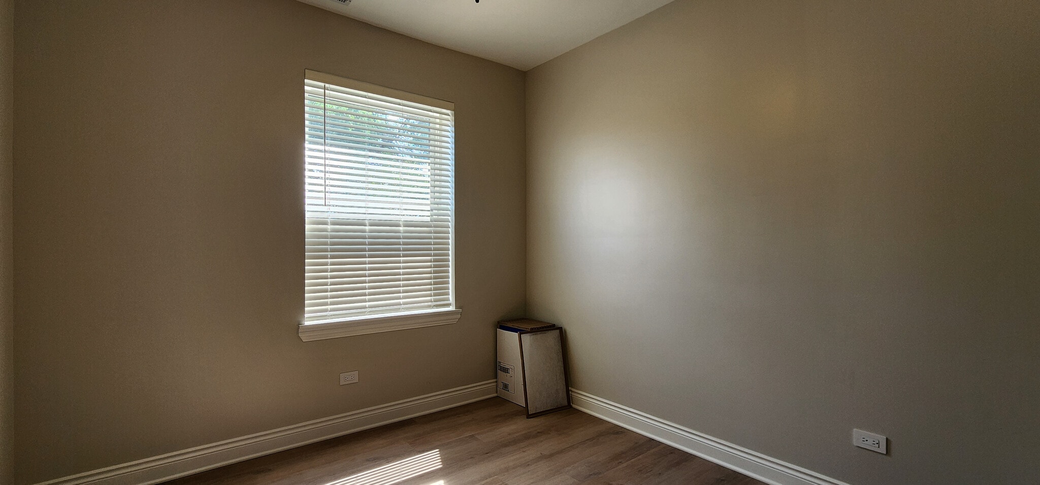 Building Photo - 2552 S Central Park Ave